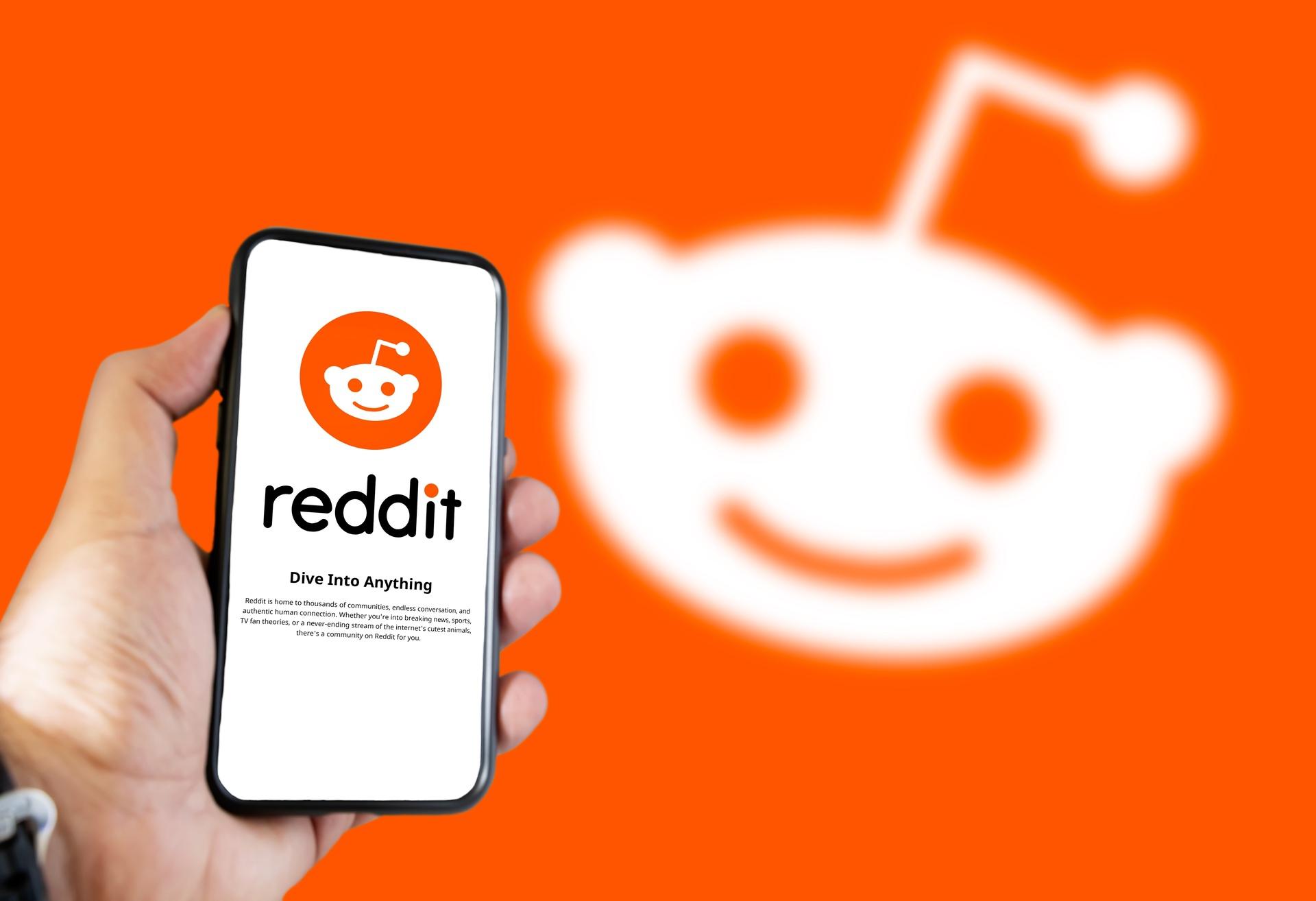 Reddit on phone for digital marketing